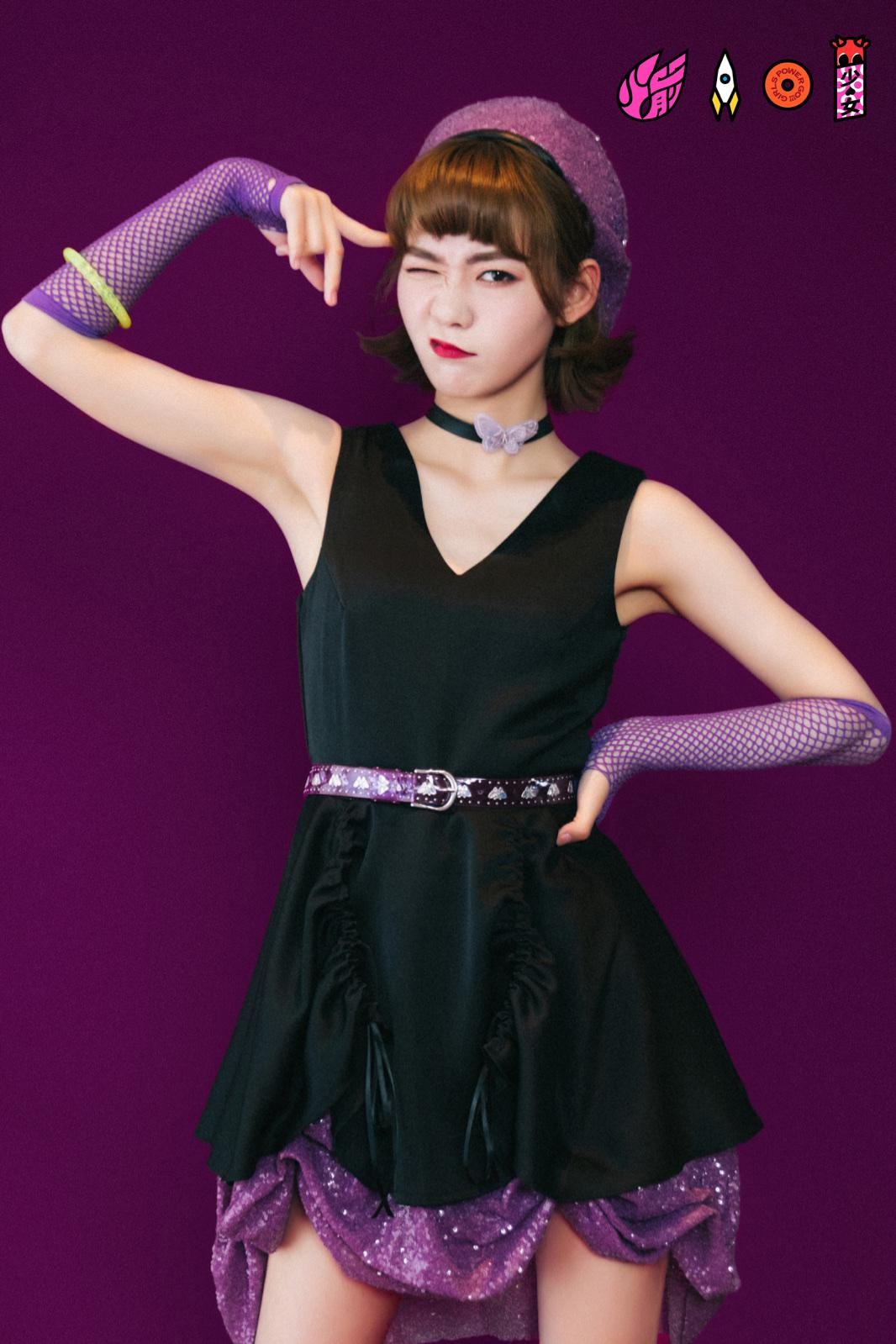 段奥娟微光中丝袜美腿交叠优雅坐姿