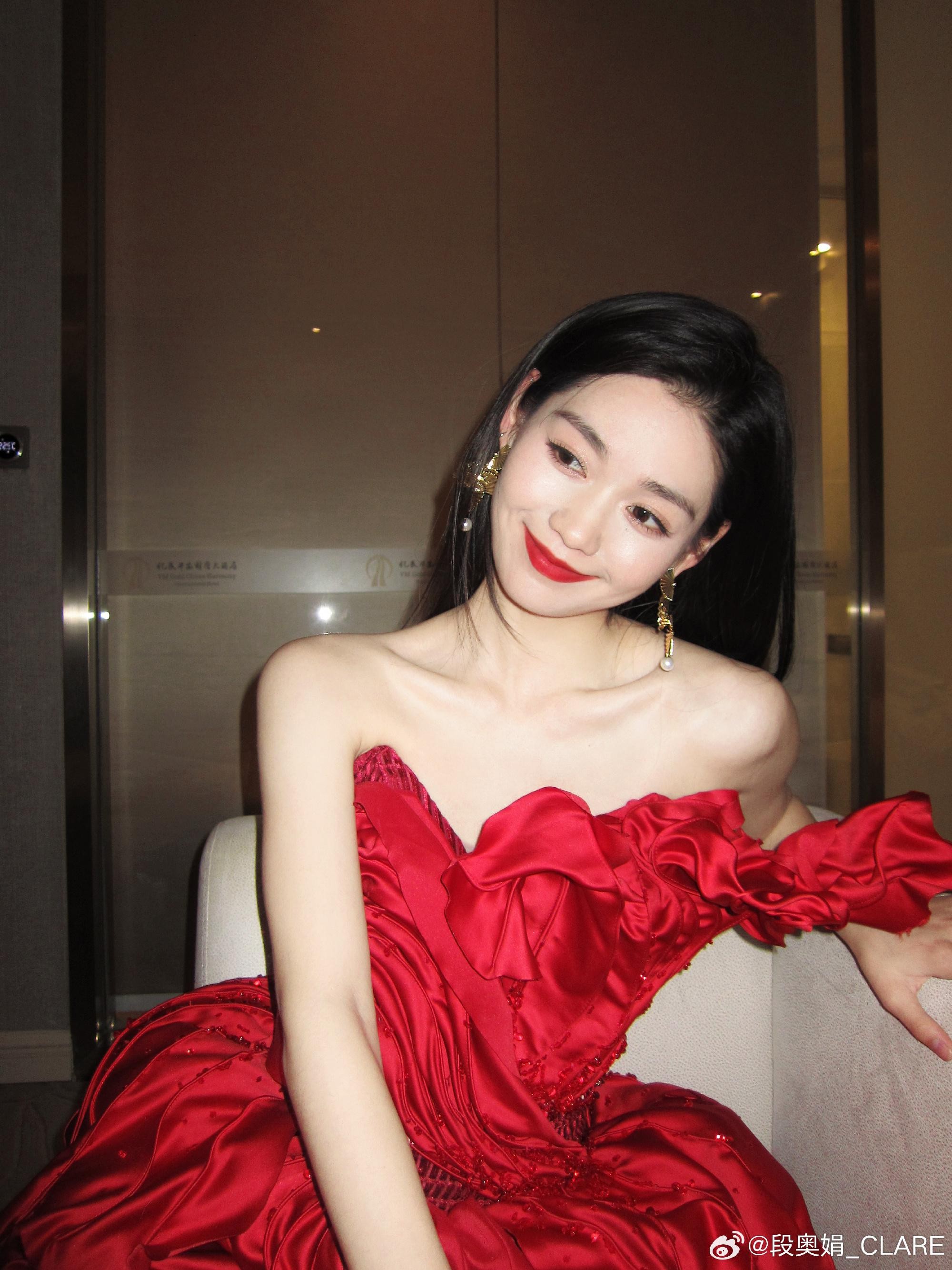 段奥娟黑白光影中静坐凝思气质出众