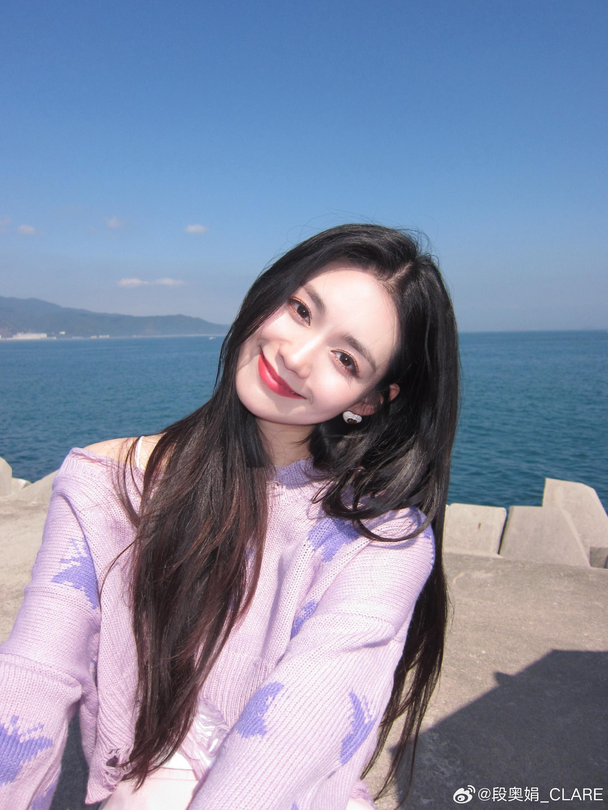 段奥娟窗前侧身优雅身姿与光影共舞