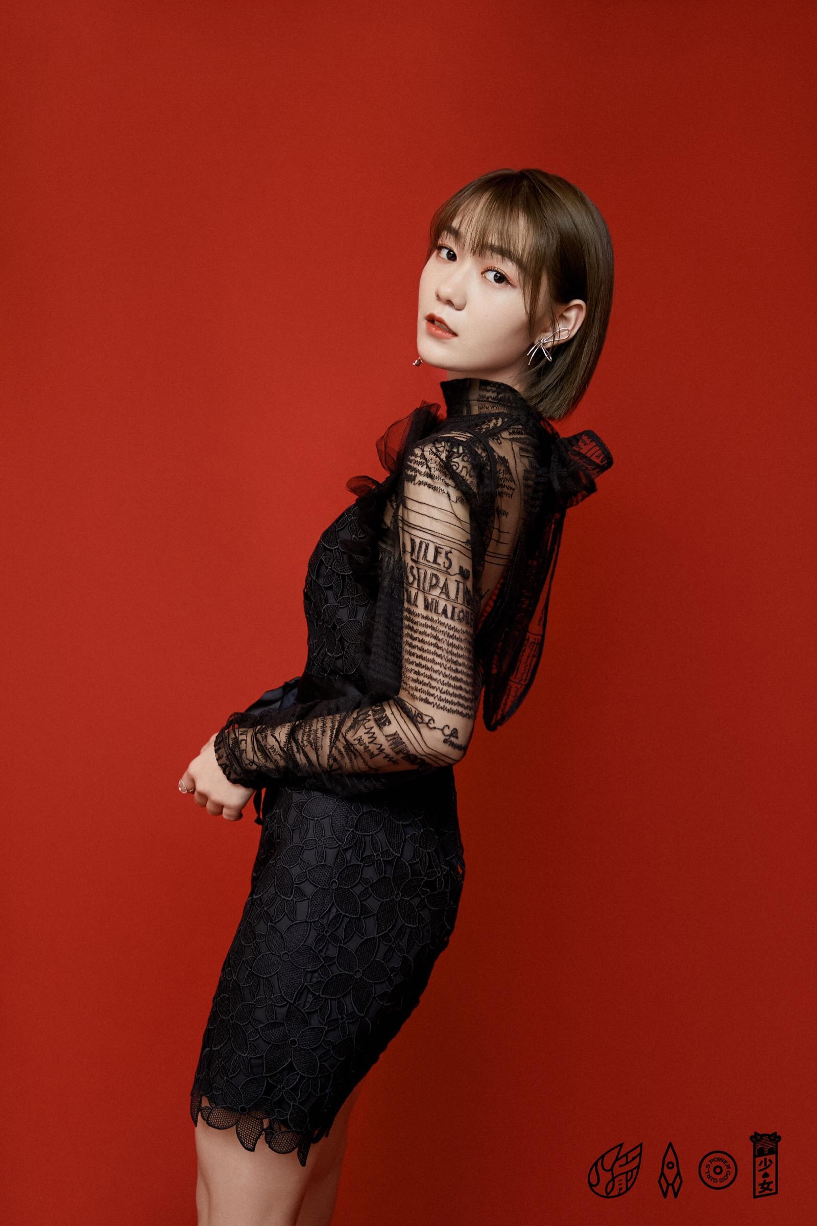 段奥娟都市背景下展现时尚轻熟女风范