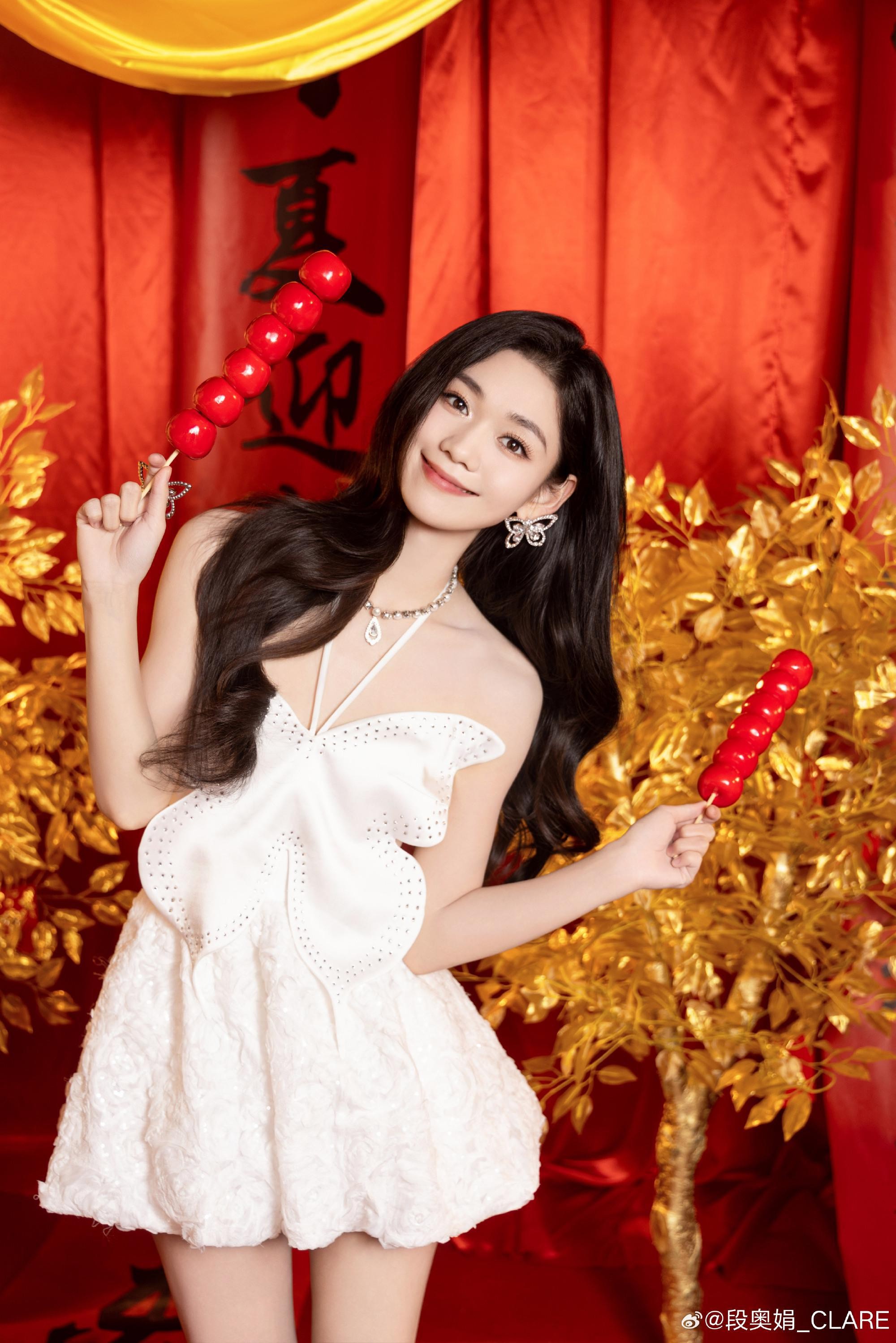 段奥娟倚墙而立展现完美身材比例与曲线