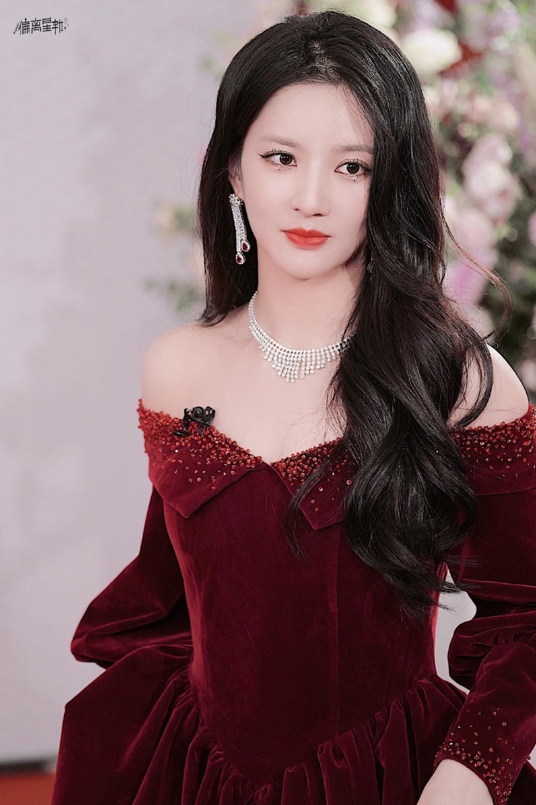 光影交错间刘些宁凝视远方，礼服上的细腻纹理与肌肤光泽相映，勾勒出静谧而强大的氛围