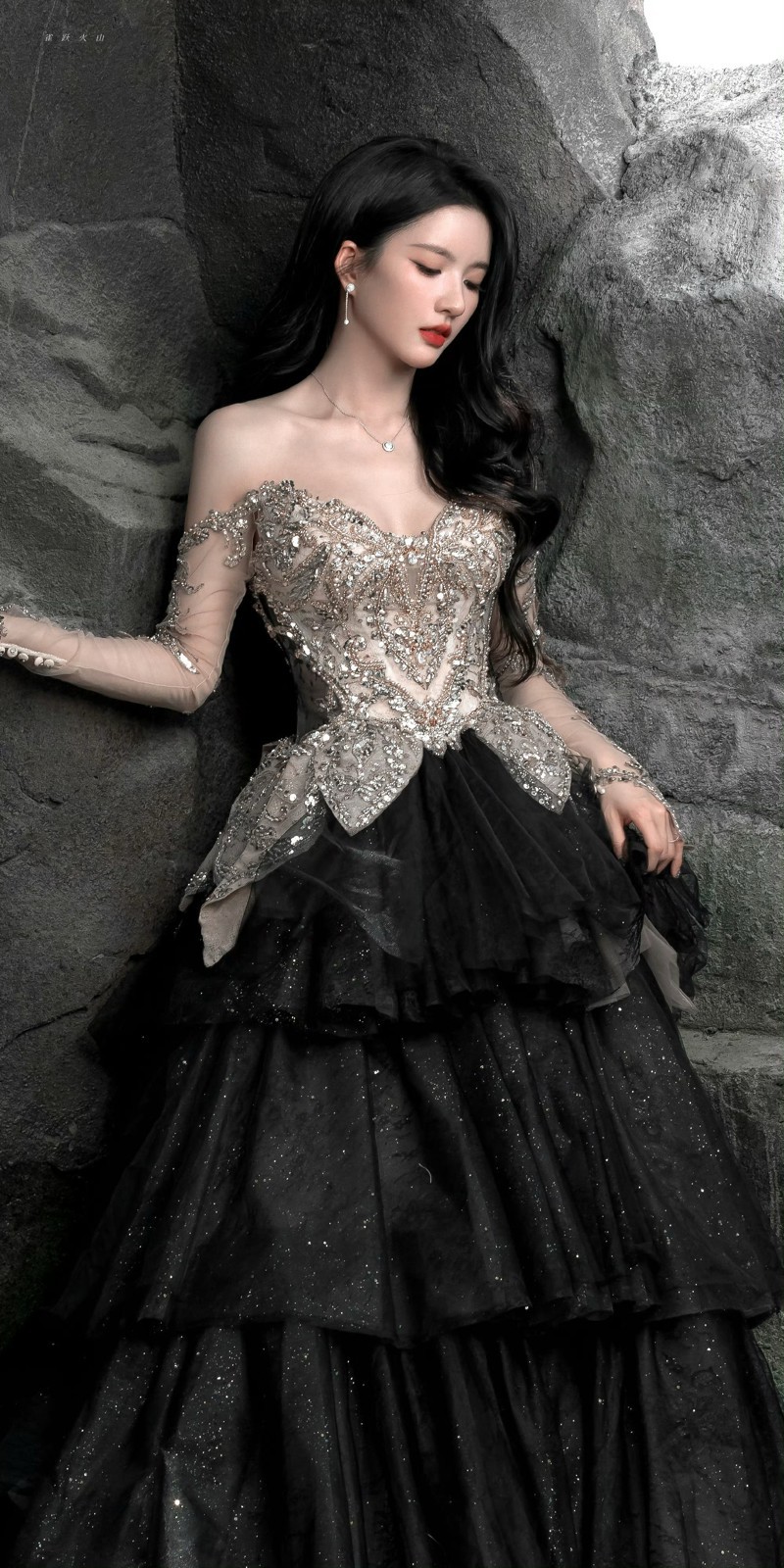 刘些宁身着银色亮片礼服回眸凝视，眼波流转间尽显温柔与坚定，发丝轻扬增添灵动气息