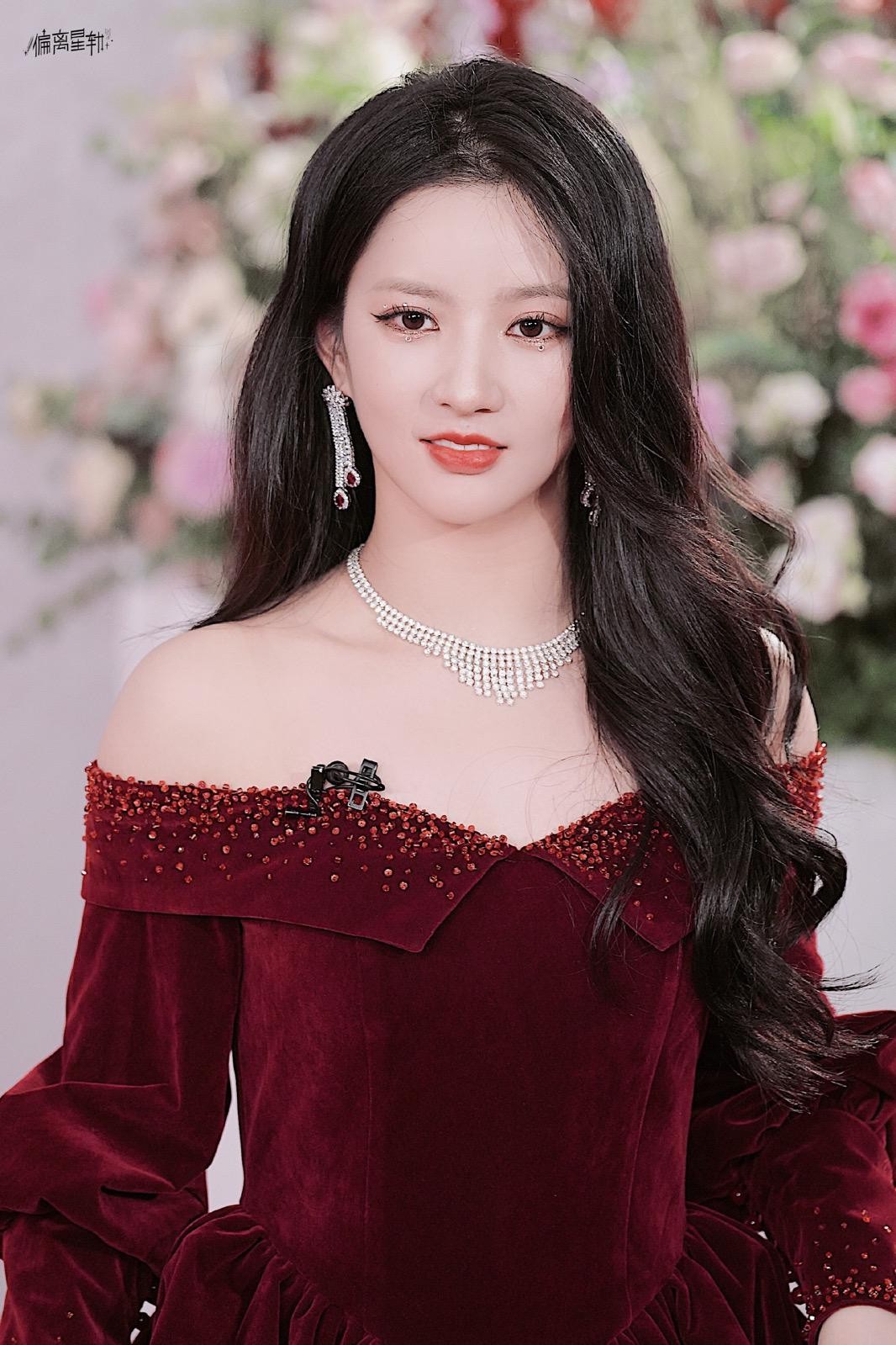 刘些宁端坐于光影之中，金色刺绣披肩衬托华美气场，下颌微抬展现女王般从容姿态