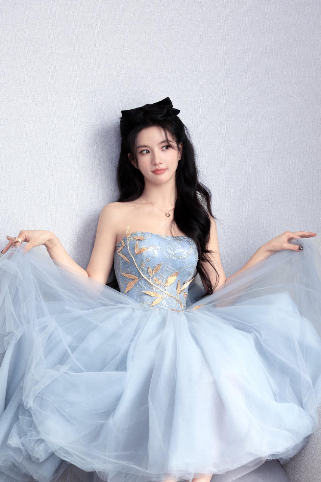 特写镜头下刘些宁的璀璨耳饰与精致锁骨，肌肤如玉，细节之处尽显奢华与讲究