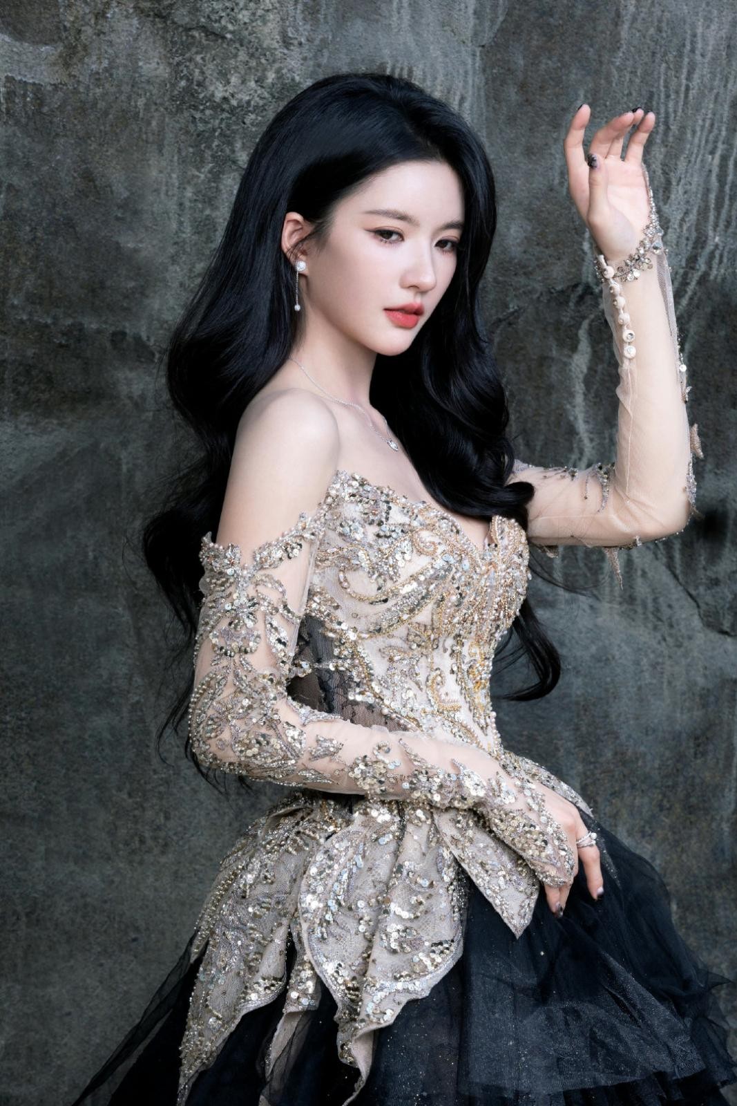 刘些宁展露明媚笑容，华服加身亦不掩其鲜活灵气，瞬间打破距离感温暖如春