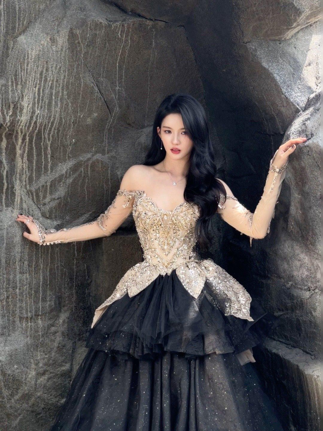 刘些宁身着渐变星空裙漫步，裙摆摇曳生姿，背影优雅而充满无限遐想