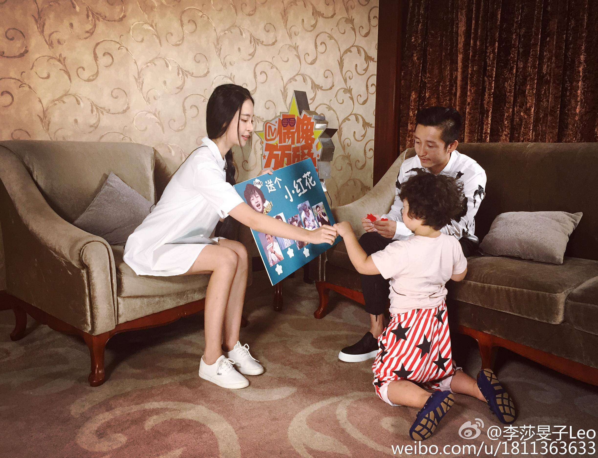 李莎旻子倚靠窗边，高开叉裙摆下美腿线条若隐若现