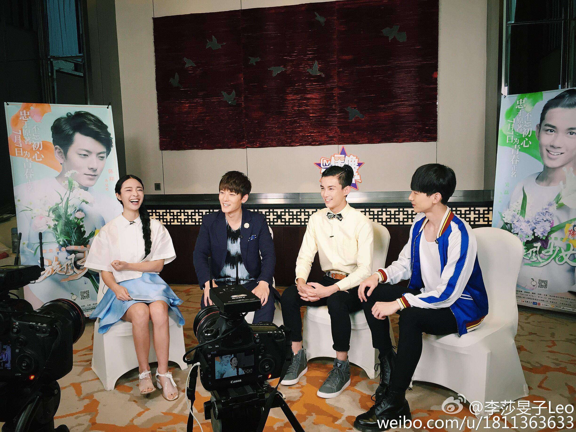 李莎旻子结束拍摄的瞬间，自然流露灿烂笑容与活力