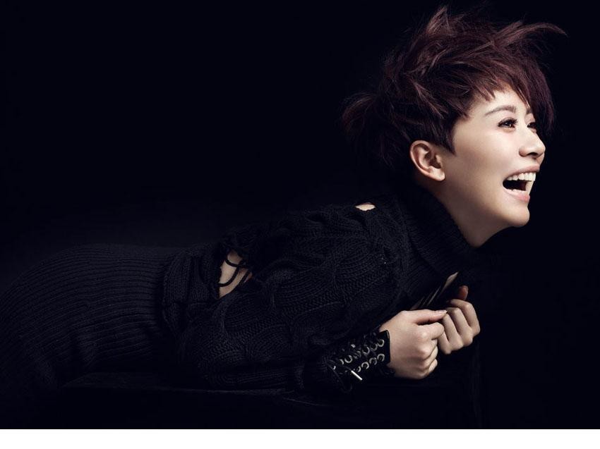 海清身着黑色皮质长裙侧身而立，光影勾勒出凌厉肩线与深邃眼神，尽显冷冽帅气