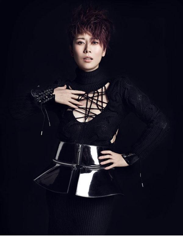 海清近距离面部特写，黑色网纱轻覆，红唇与坚定目光构成极具冲击力的画面