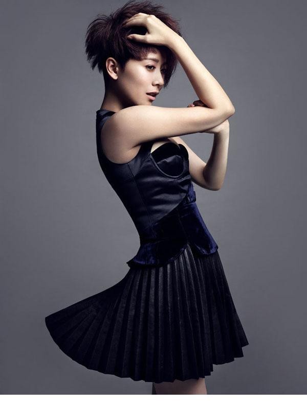 海清倚靠于暗影中，一袭黑色丝绒长裙勾勒曲线，眼眸低垂间流露高级性感