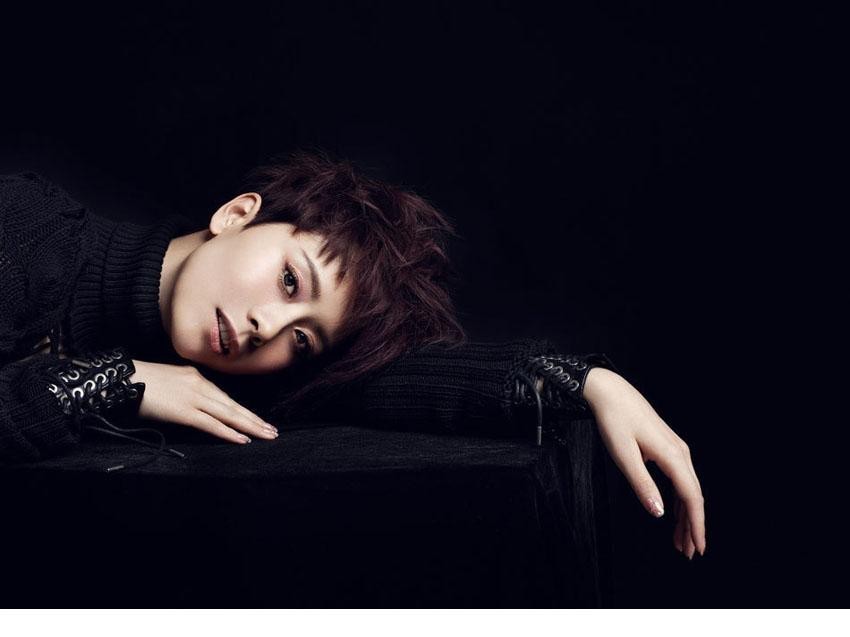 海清身着不对称设计黑色礼服，于动态转身间裙摆飞扬，定格潇洒不羁瞬间