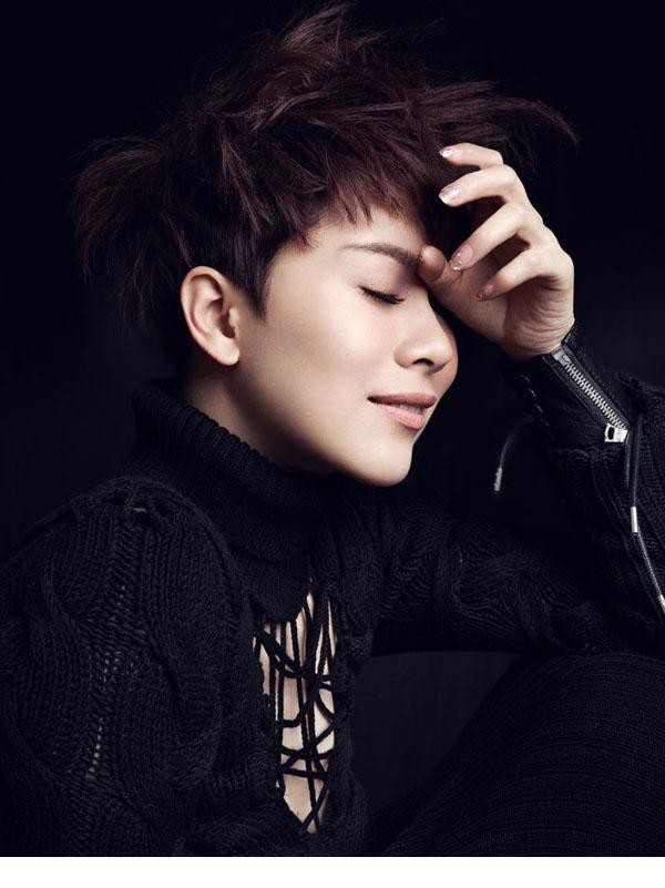 海清全黑造型开场凝视，身后光影如瀑，奠定整组大片神秘而强大的视觉基调