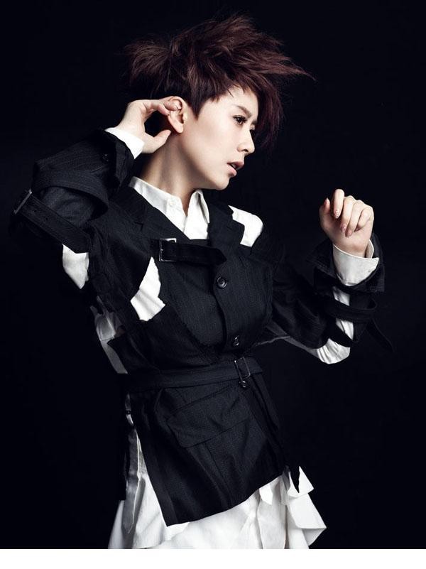 海清以黑色西装造型端坐，背景简约，姿态从容大气，展现现代女性独立姿态