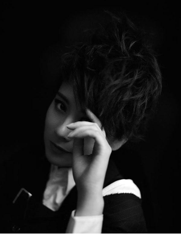 海清置身光影分割线，黑纱掩映面容半遮，眼神穿透镜头展现深邃故事感