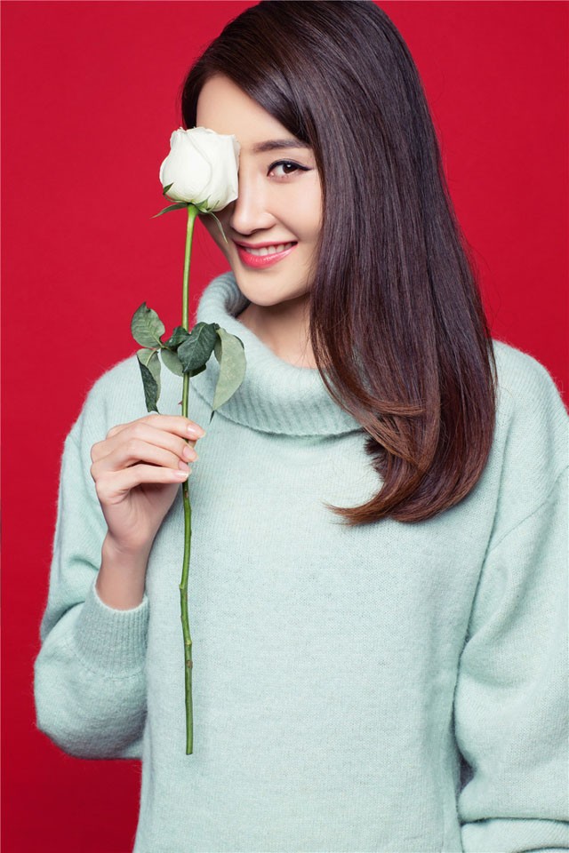 林鹏身着浅色针织衫侧首浅笑，眼神清澈如春日溪流