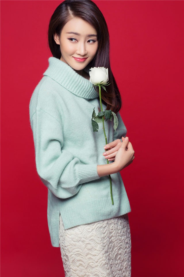 林鹏优雅托腮凝思，光影勾勒其精致侧颜与宁静气质