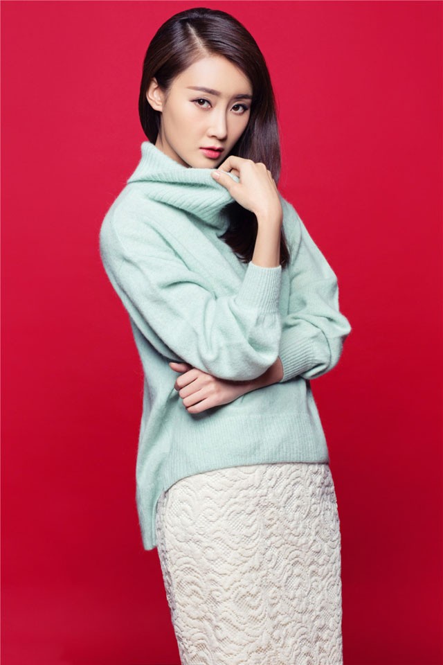 林鹏回眸瞬间发丝轻扬，画面捕捉其灵动与温柔交织的迷人神态