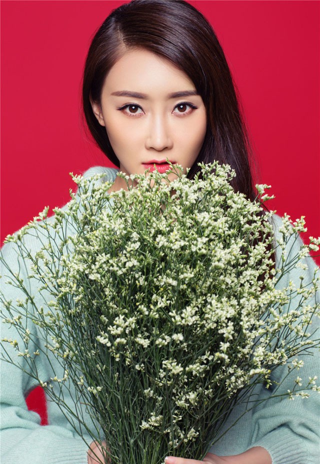 林鹏恬静注视远方，静谧氛围中尽显其优雅迷人的独特韵味