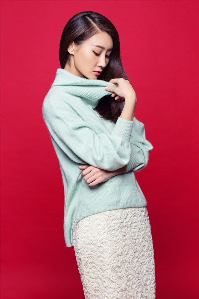 林鹏在柔和光线下展露明媚笑颜，如夏日微风拂面般清新动人