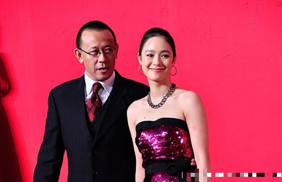 57岁鄢颇携病妻近况曝光，曾靠梅婷李小冉倾力相助，今成顾家暖男