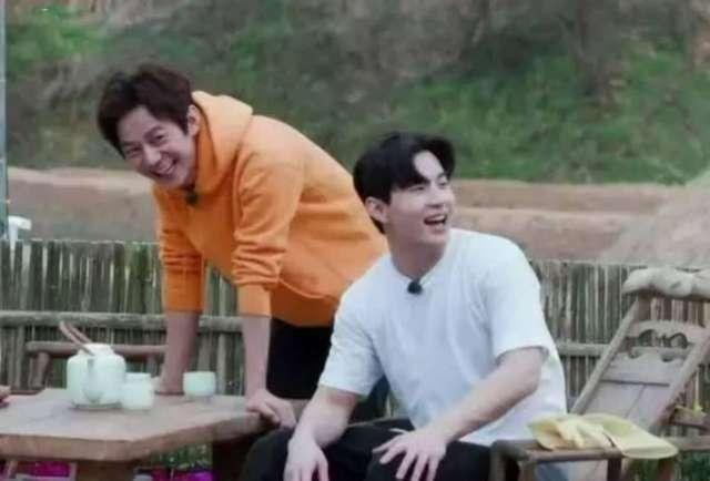 何炅收礼事件：20年“老好人”人设崩在一条不干胶上