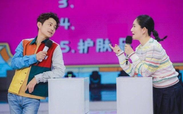 何炅收礼事件：20年“老好人”人设崩在一条不干胶上