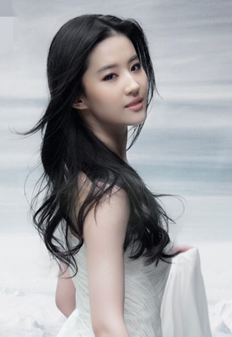 刘亦菲38岁单身8年：不装少女不扛神颜，活成内娱最清醒派