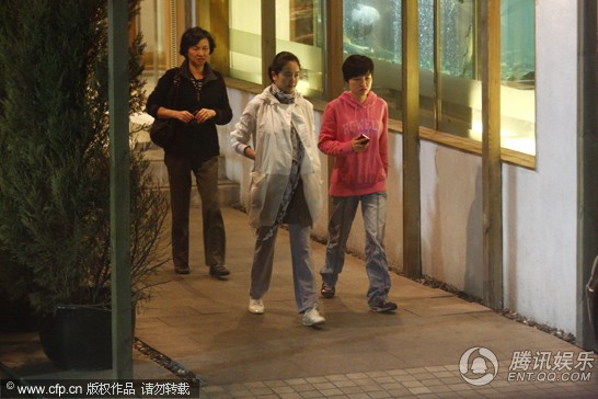 左小青“怀孕”背后：被陈道明撕碎的18年，藏着她最痛的真相