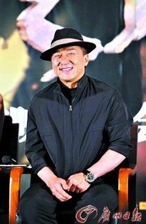 成龙，从“硬核打星”到“全民大哥”的传奇人生与争议蜕变