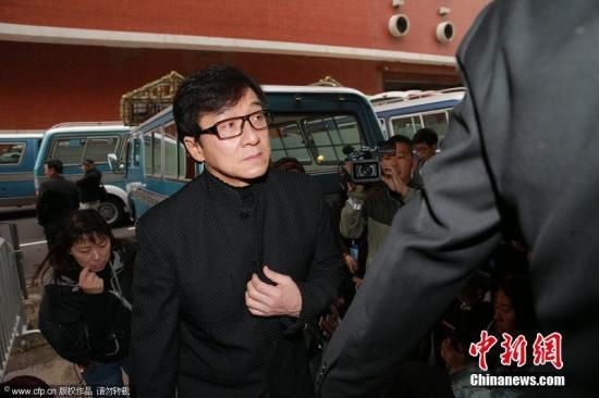 成龙，从“硬核打星”到“全民大哥”的传奇人生与争议蜕变