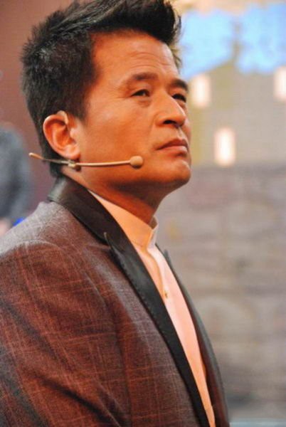 毕福剑近况：66岁书画展首秀，为幼子奔波商演，跌落神坛后的真实人生