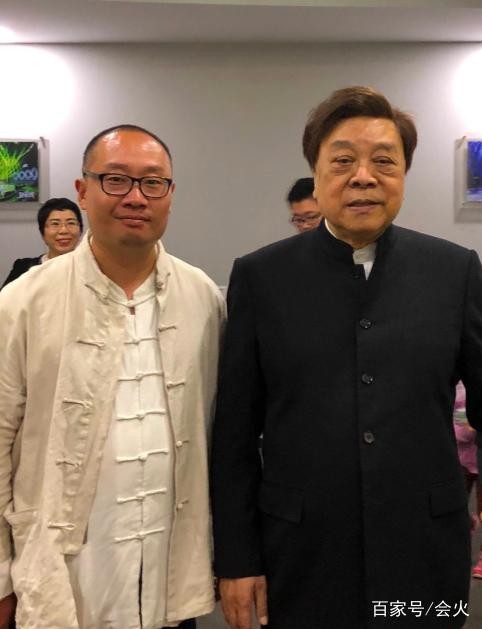 毕福剑近况：66岁书画展首秀，为幼子奔波商演，跌落神坛后的真实人生