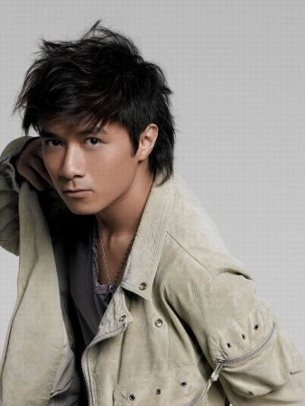 王祖蓝举家返港，46岁逆势翻盘还是终悟？