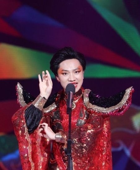 王祖蓝举家返港，46岁逆势翻盘还是终悟？