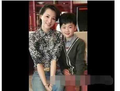 董卿老公失联4年后，昔日央视一姐近况曝光，她终于放下了！