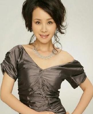 标题：陈坤儿子生母风波后，何琳近况曝光（29字）