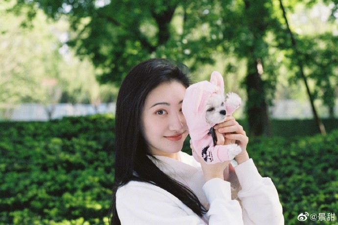 被嘲6年后景甜近况曝光：37岁胖10斤剪短发，她咋越折腾越自在？